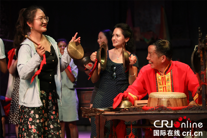 外国网红跟着民间吹打乐传承人体验乐器摄影黄正恒