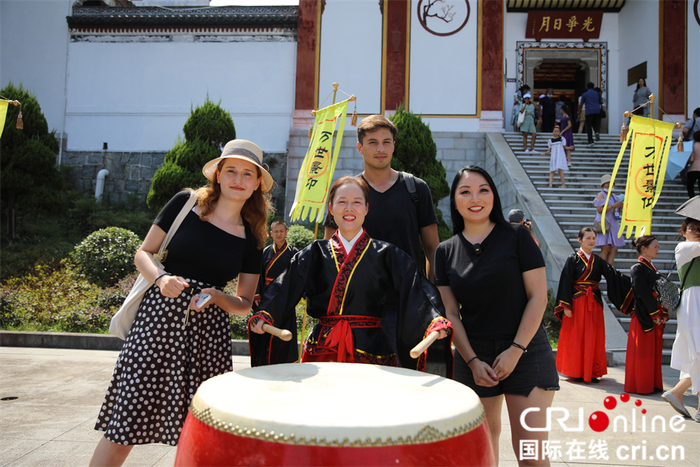 外国网红打卡屈原故里文化旅游区摄影黄正恒
