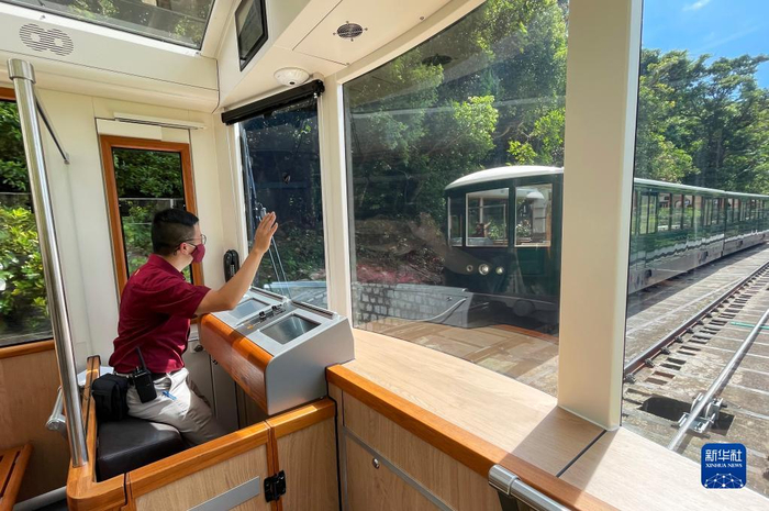 8月24日，香港第六代山顶缆车试运行。（新华社记者 李钢 摄）