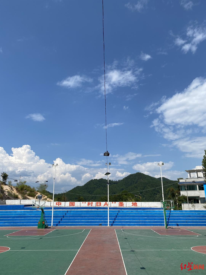 ↑台盘村网红篮球场