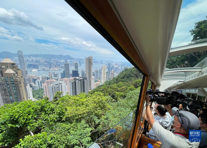 8月24日，媒体记者试乘香港第六代山顶缆车。（新华社记者 李钢 摄）