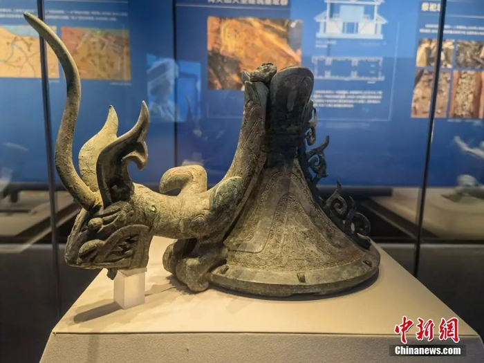 图为8号祭祀坑发现的“虎头龙身青铜像”。张浪 摄 
