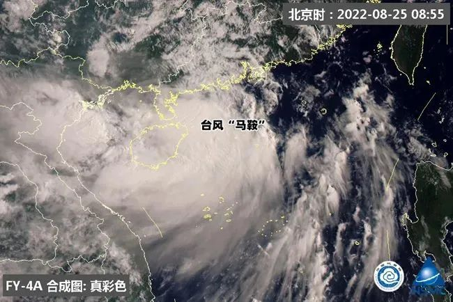 △图为风云四号今天8时55分卫星云图，可以看到台风“马鞍”结构不对称，南侧云系较多。（图源自国家卫星气象中心）