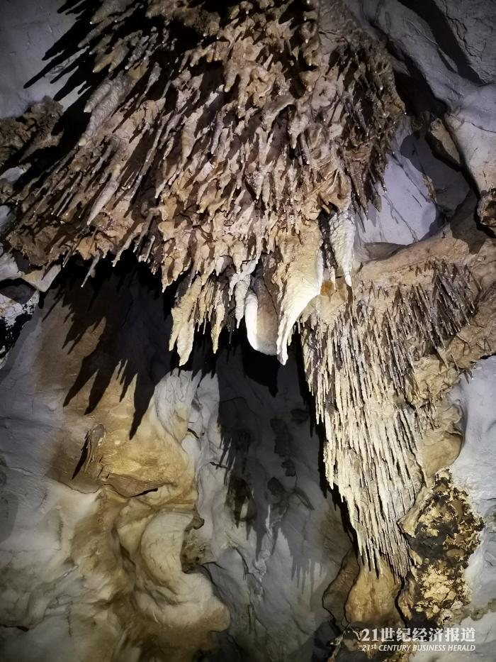 “绿色喀斯特王国”贵州多溶洞 文静/摄