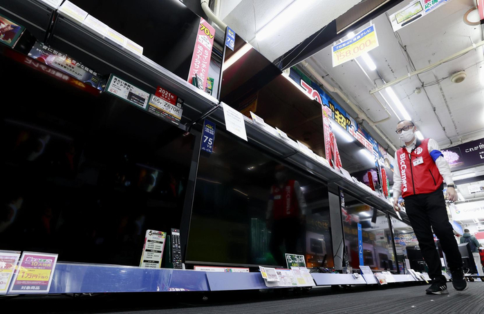 ↑2022年3月22日，日本首都东京电力供应出现紧张局面，超市内电器减少用电 图据IC photo