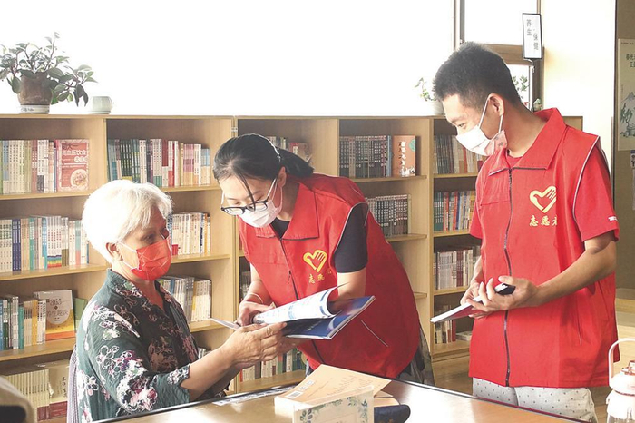         图为法援志愿者向群众介绍法律援助知识。   陈洪兴　摄