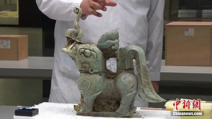 图为青铜神兽。中新社记者 张浪 摄 
