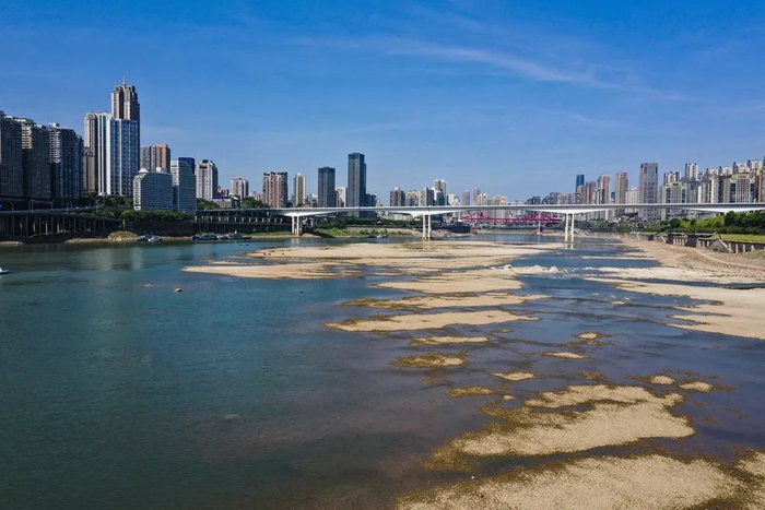 8月17日，嘉陵江重庆段水位明显下降 图片来源：新华社