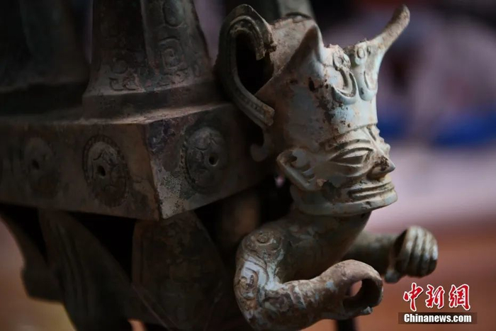 图为3号祭祀坑出土的商代晚期铜小立人像。刘忠俊 摄 