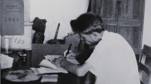 叶培忠在工作中。南京林大供图