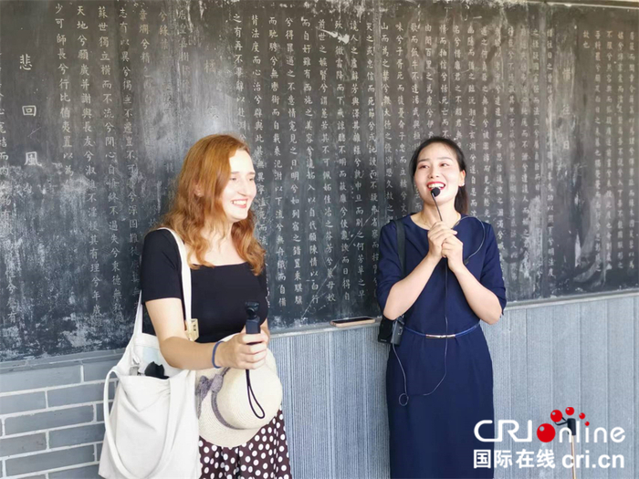 格鲁吉亚视频博主桃漫（左）跟着工作人员吟唱《橘颂》摄影黄正恒