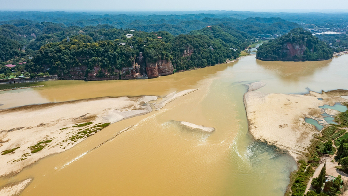 受高温晴热天气影响，大渡河下游三江汇流处水位持续降低，部分河床裸露。 图片来源：新华社