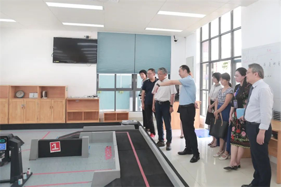　　△熊璋教授与林众主任参观广东碧桂园学校STEAM教育中心