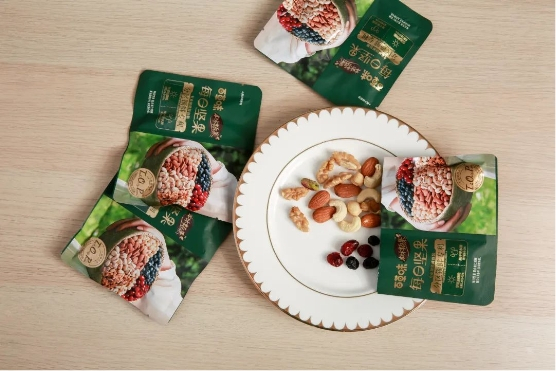 　　百草味“本味甄果”系列每日坚果