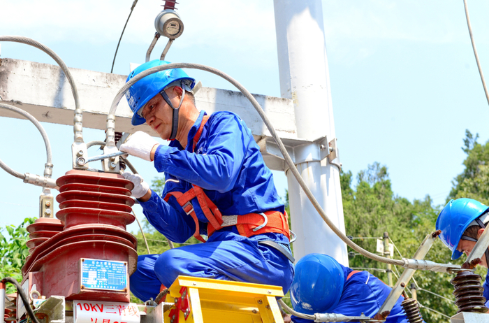 国网四川电力公司工作人员完成带电作业任务，电力人员浑身湿透。