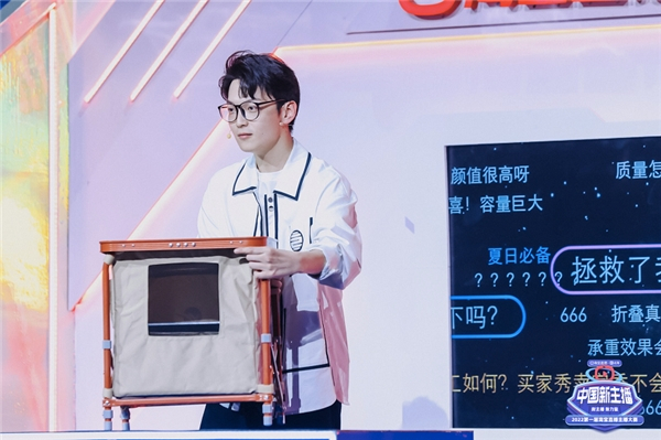 　　演员王嘉萌获得年度总冠军