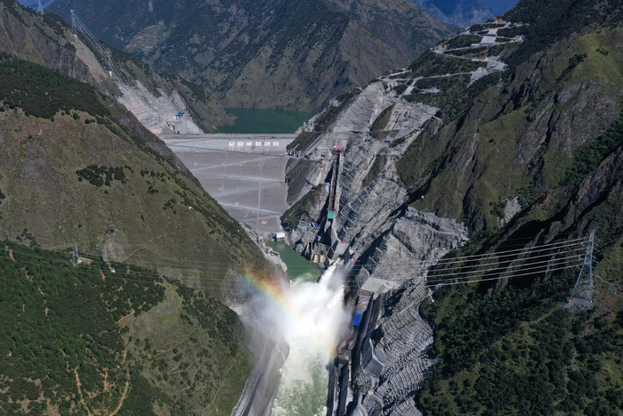 2021年9月23日拍摄的正在泄洪的雅砻江两河口水电站 图片来源：新华社（图文无关）
