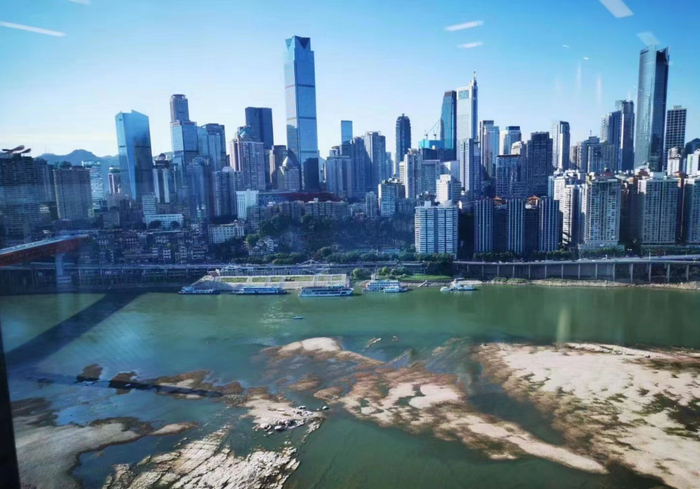 嘉陵江水位持续下降，已能看到部分河床。