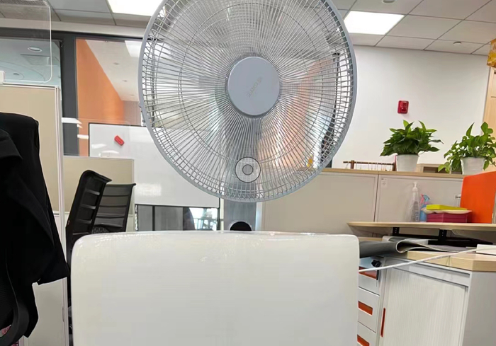 成都几乎所有写字楼都停了中央空调，办公室只能靠风扇与冰块。