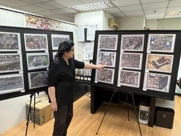 正在介绍绞圈房的徐大纬。 朱翔 摄