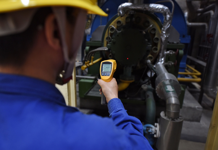 8月25日，国能成都金堂发电有限公司职工在生产厂区检测设备运转温度。 图片来源：新华社