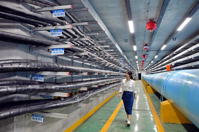 8月23日，一位参观者在景德镇地下综合管廊内。摄影/章轲