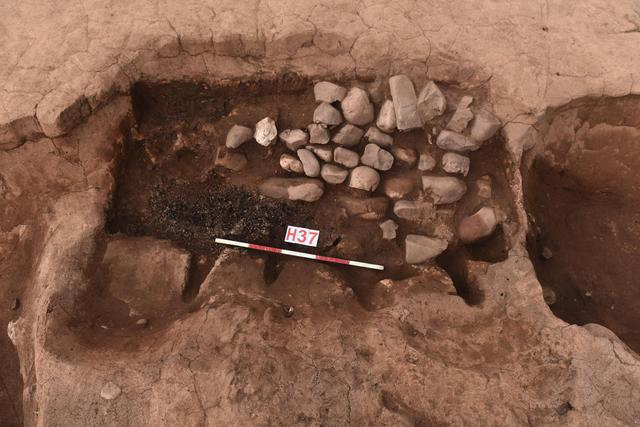 此次发掘出土的加工炉遗迹（有鼓风口和烟道，坑壁有烧结痕迹）。受访者供图