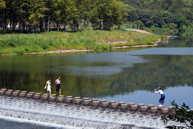 景德镇市浮梁县港口村，东河穿村而过，村民伴河而居，环境优美，景色秀丽。摄影/章轲