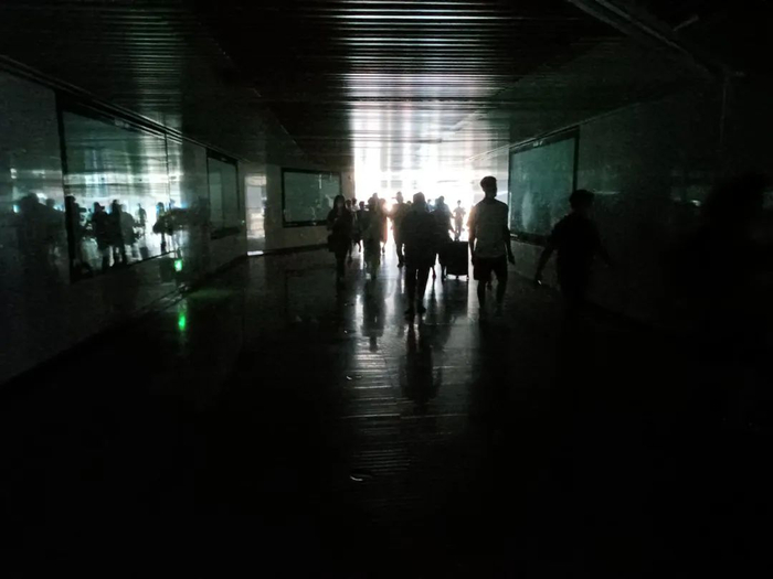 重庆地铁站内一片漆黑&nbsp;