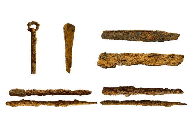 此次发掘出土的兵器及条铁（锻造产品）。受访者供图