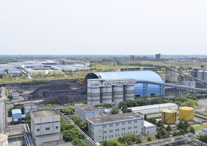 堆满存煤的燃煤堆场 图片来源：新华社