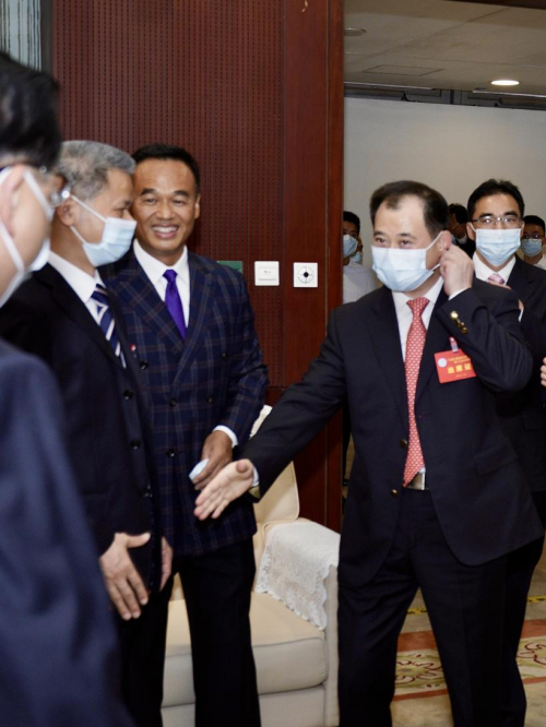 图:大会期间王伟中省长接见王福亮副主席