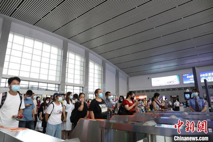 梧州南站旅客在等待检票上车。唐烨摄