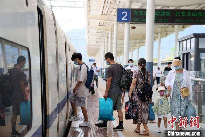 桂林车务段兴安北站加强乘降组织，旅客有序上下车。封荣权摄