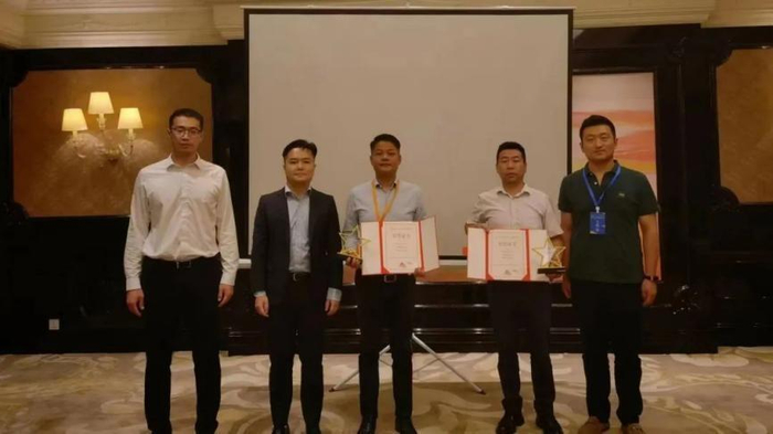 　　中国房地产业协会秘书长为德心智能创始人颁发证书