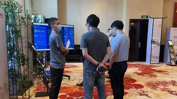 　　嘉宾观看“黑科技”演示