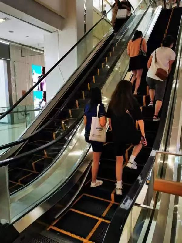 商场内电梯只开单向