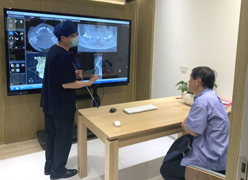 　　图 | 为患者细心看诊、讲解