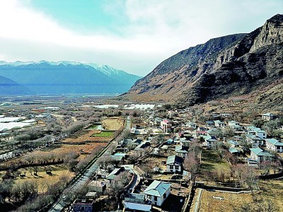 &nbsp;&nbsp;&nbsp;&nbsp;嘎拉村俯瞰。新华社发