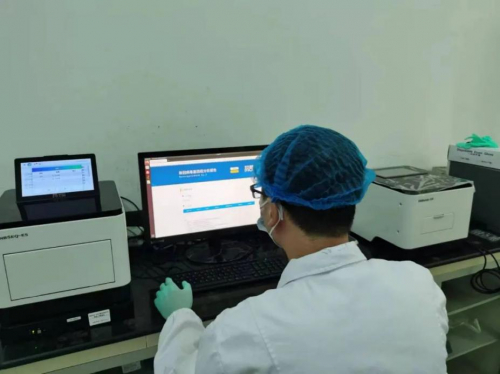 　　泰州市疾控中心微检科有序开展基因测序工作