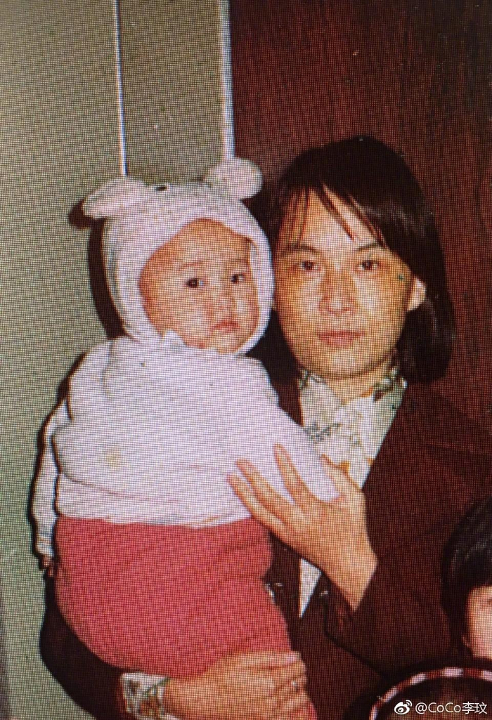 小时候的李玟与她的妈妈。