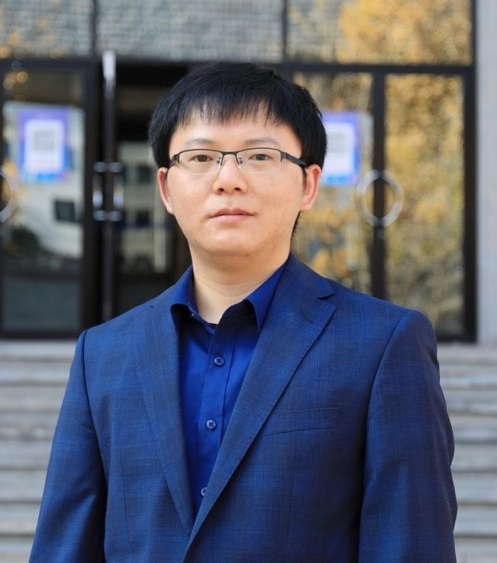 　　清华大学法学院助理研究员、智能法治研究院院长助理刘云