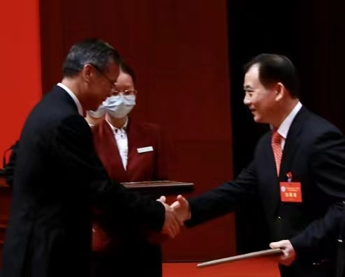 　图:广东省人大常委会副主任、党组成员,省总工会主席吕业升为王福亮副主席颁发聘书