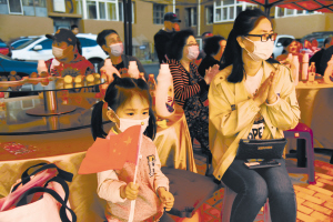 　　在邻居节开幕式现场，居民们观看演出。 本报记者 孙岩摄