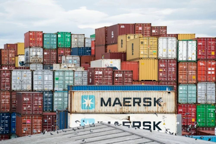 这是2021年10月26日在美国马里兰州巴尔的摩市港口拍摄的货运集装箱。新华社 记者刘杰 摄