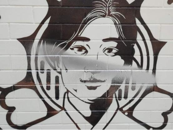 被人用油漆损毁的金命时肖像壁画 图自韩媒