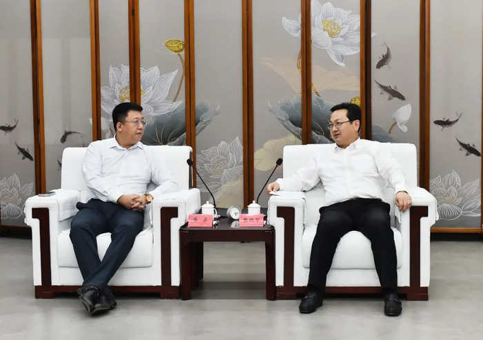 张国华与华为技术有限公司高级副总裁、中国地区部总裁鲁勇一行举行工作座谈。刘向阳摄