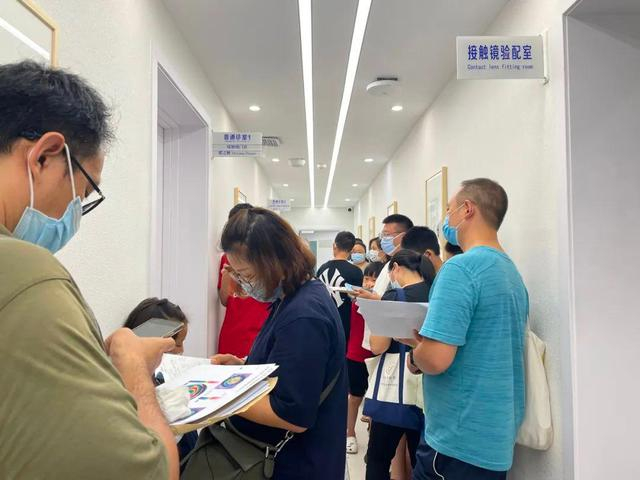 8月11日，北京大学人民医院眼科门诊，家长带着孩子等待着眼科检查。新京报记者 周思雅 摄