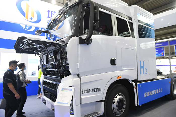 8月16日，观众在第十届中国电子信息博览会上参观氢能动力重卡 新华社图