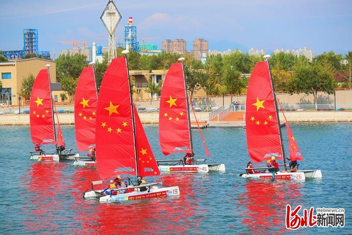 依托海湾资源，近年来秦皇岛市多次举行帆船赛，提升公众亲海满意度。河北日报记者师源摄